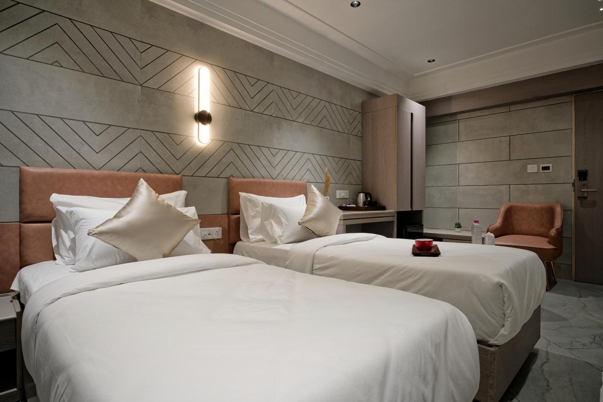 Golden Plaza Hotel Ahmadábád Kültér fotó
