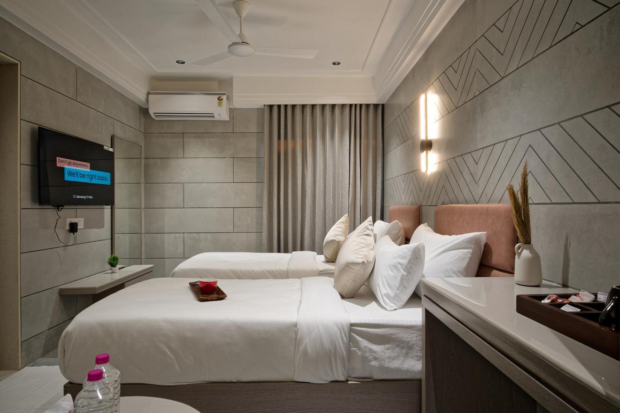 Golden Plaza Hotel Ahmadábád Kültér fotó